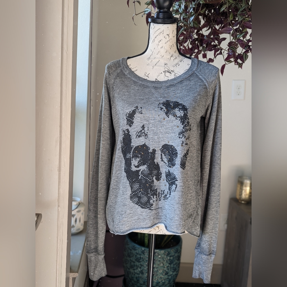 Graphic full sleeve top.